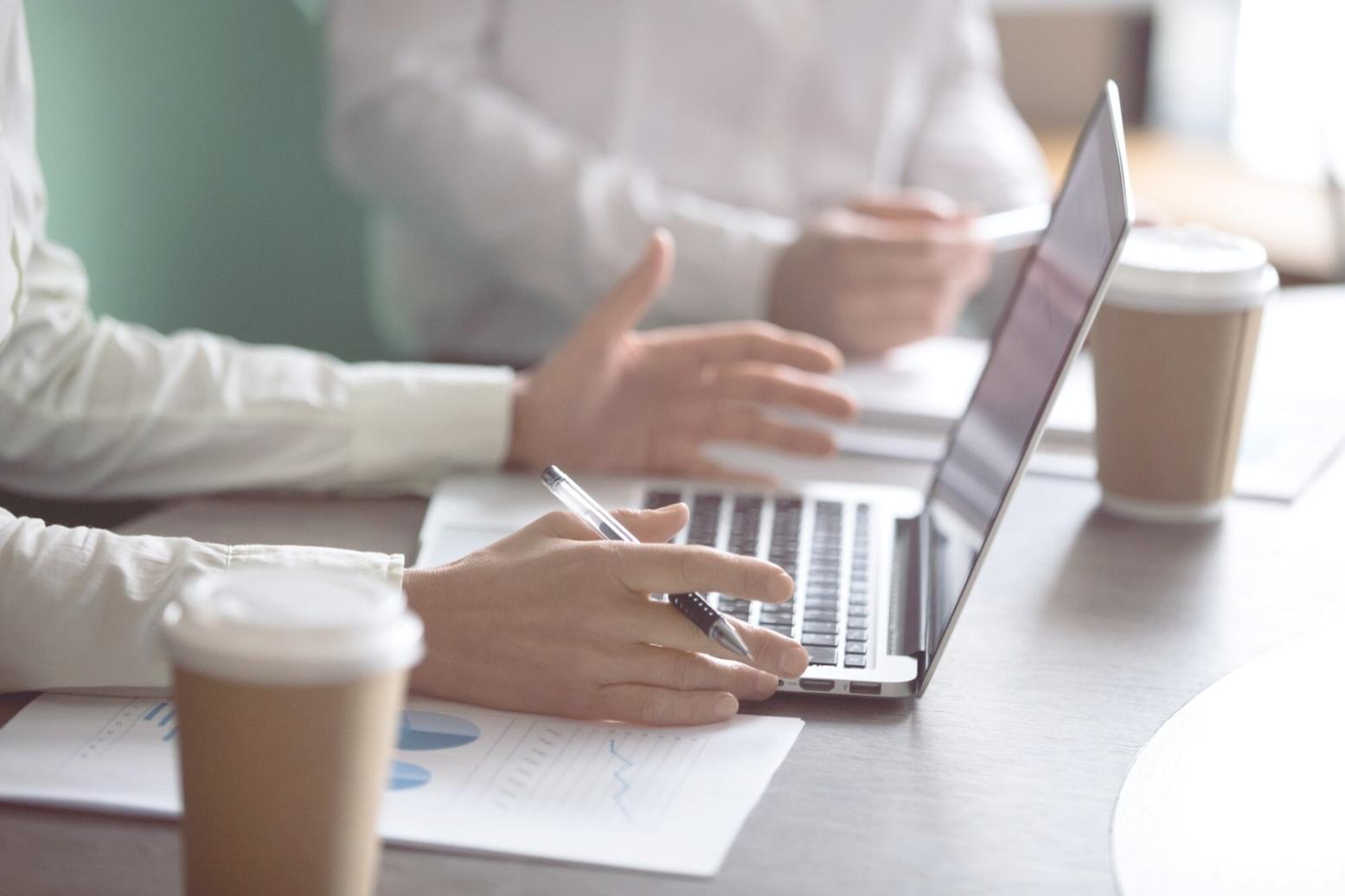 Espacio de trabajo con ordenador preparado para formación online en finanzas