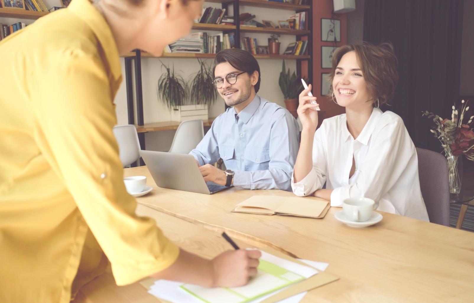 Estudiante desarrollando estrategias financieras personalizadas